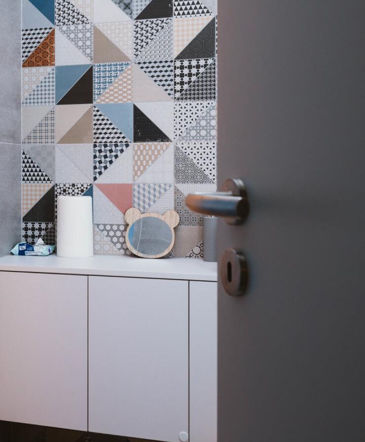 3. Po otevření dveří byste se měli dostat snadno ke svému cíli - v koupelně k umyvadlu, na toaletě k míse).