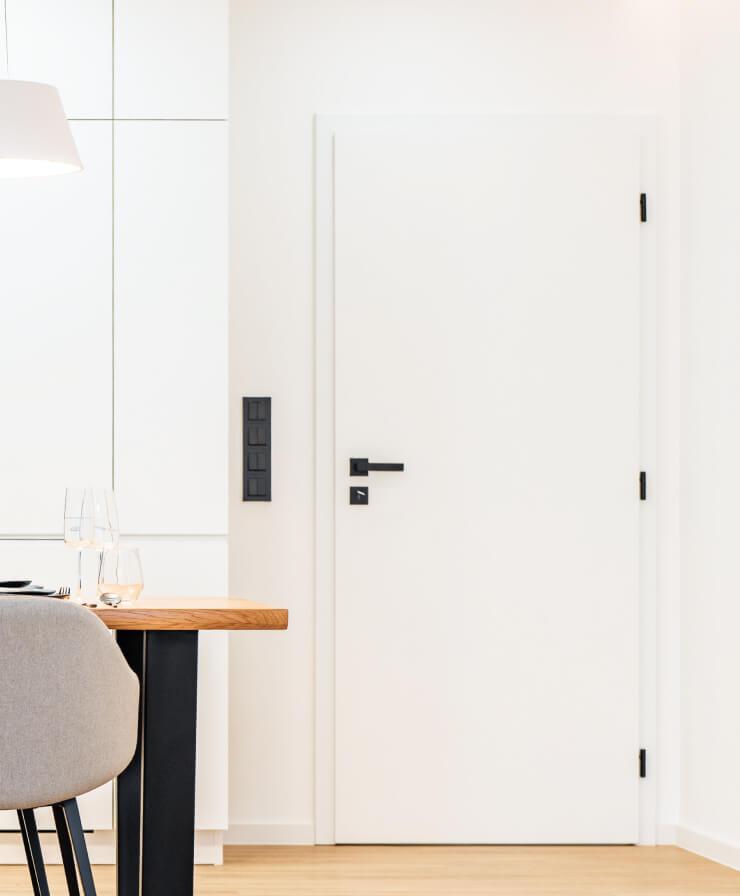 4. Otevřené dveře by neměly do ničeho narážet