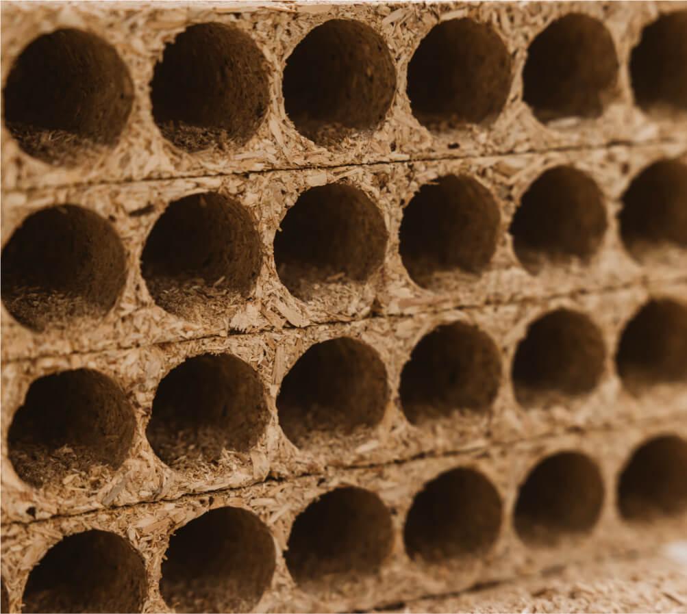 2. Pevnější výplň nebo lepší zvukovou izolaci zajistí děrovaná dřevotříska.