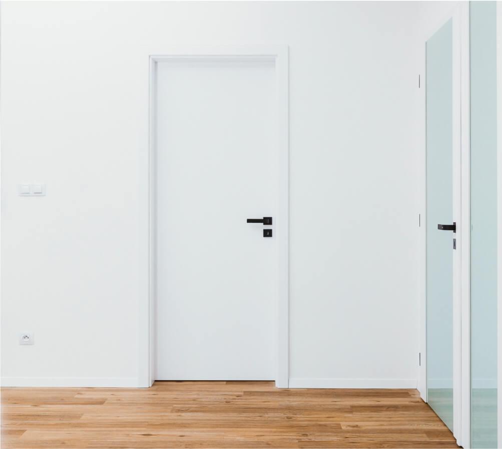 2. Barevný kontrast dveří a podlahy