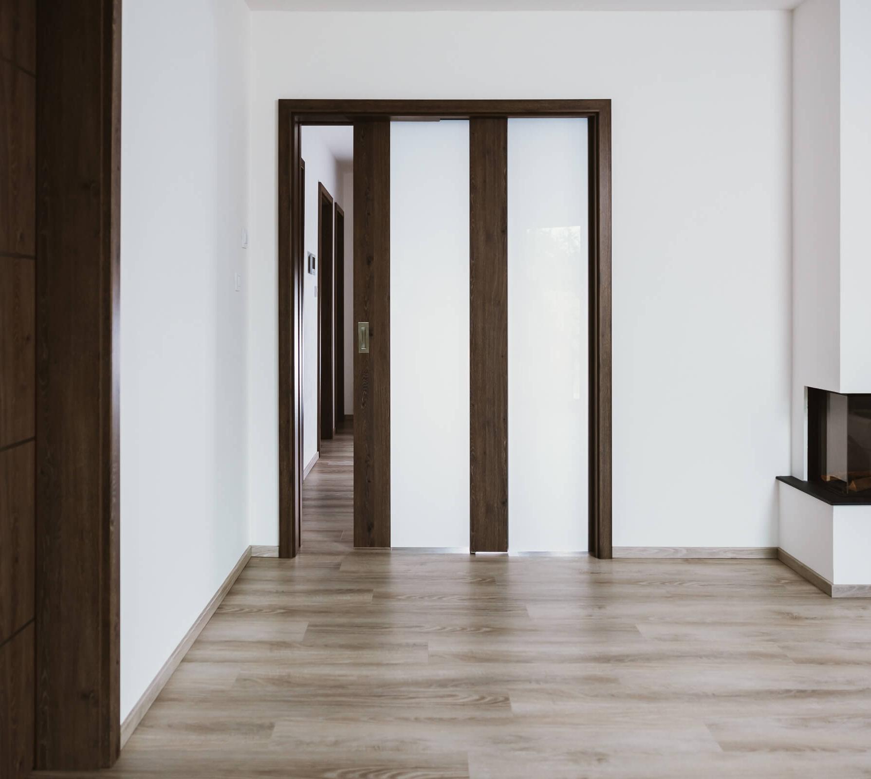 3. Zvolený kontrast světlé podlahy a tmavých dveří