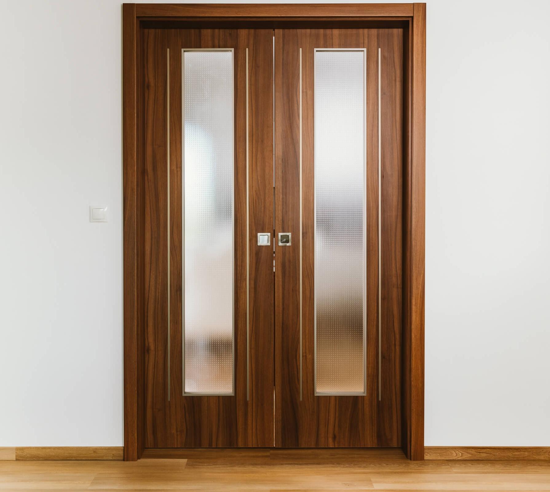 1. Prosklené dveře v tmavší místnosti