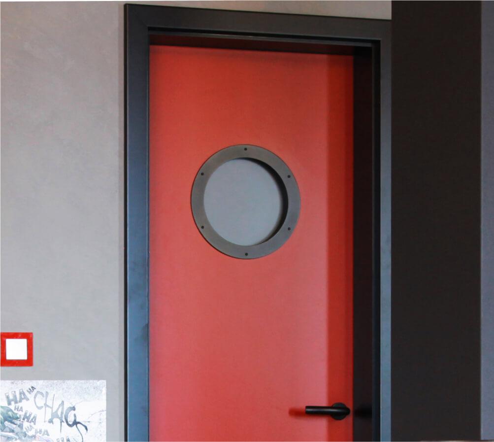 2. Dveře s kaleným sklem v dětském pokoji